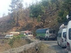 ट्याङ्कर फस्दा राजमार्ग अवरुद्ध